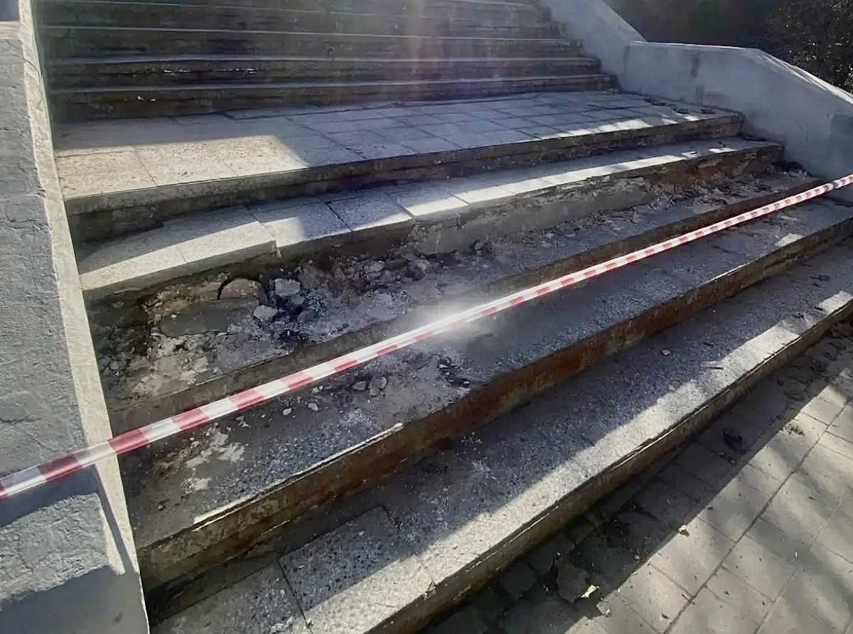 Движение по сходам ограничили из соображений безопасности.