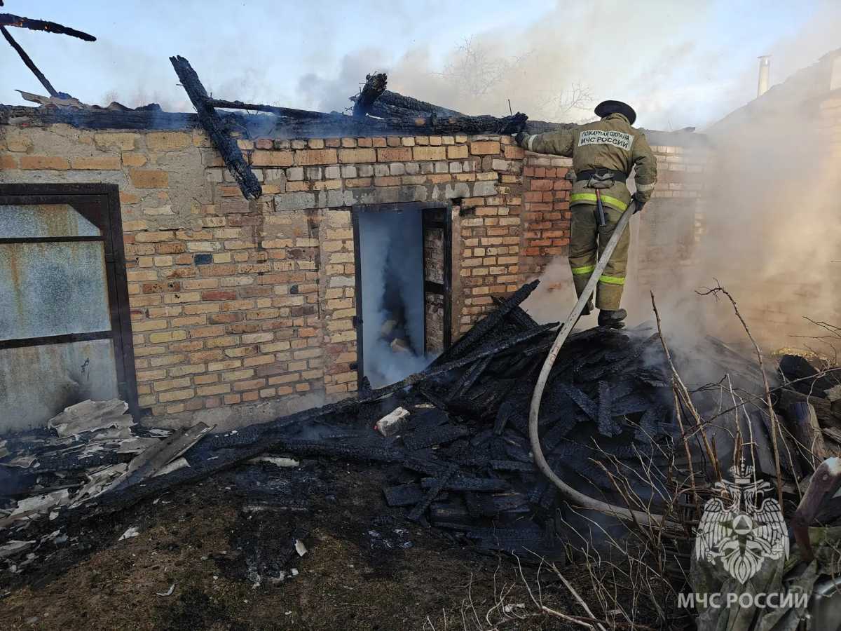 В Боровичах пожарные тушили три хозпостройки.