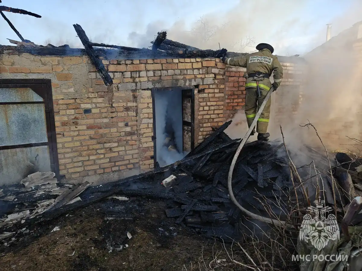 В Боровичах пожарные тушили три хозпостройки.