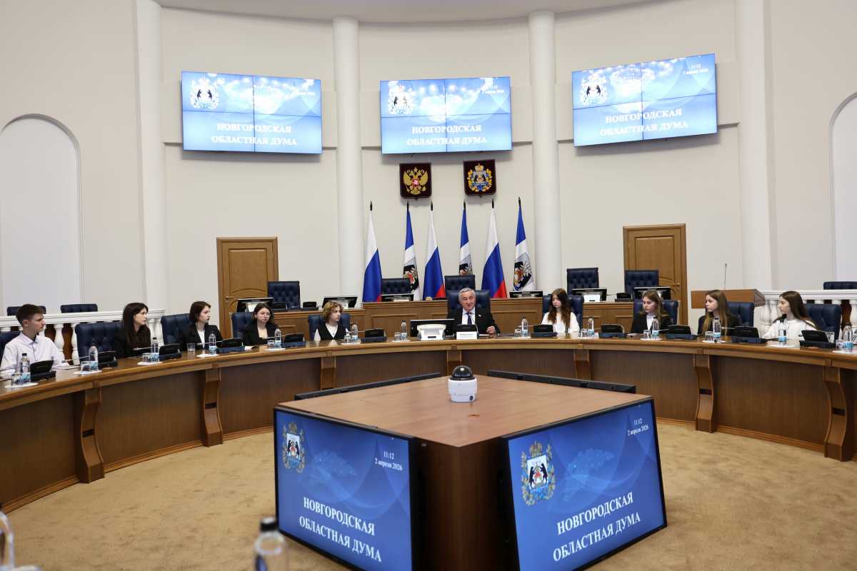 Юрий Бобрышев напомнил школьникам, что история парламентаризма на новгородской земле насчитывает не одну сотню лет.