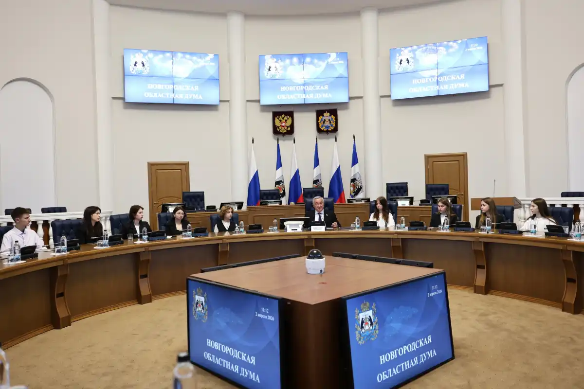 Юрий Бобрышев напомнил школьникам, что история парламентаризма на новгородской земле насчитывает не одну сотню лет.