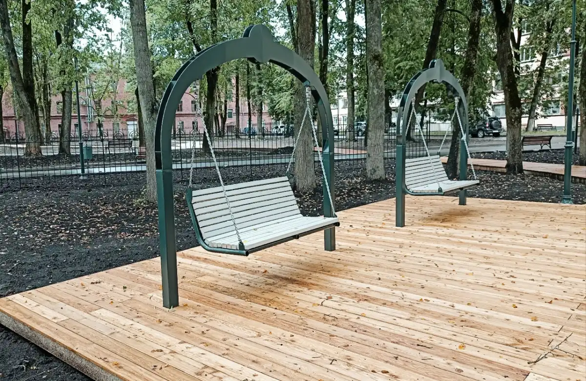 В Школьном сквере в селе Поддорье планируют построить пешеходную дорожку и установить парковые качели.