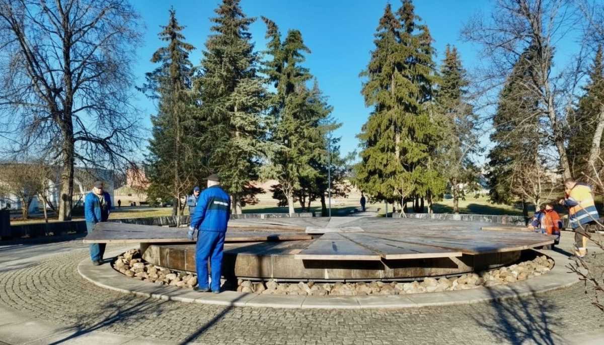 К запуску фонтаны готовят специалисты АО «Новгородский водоканал».