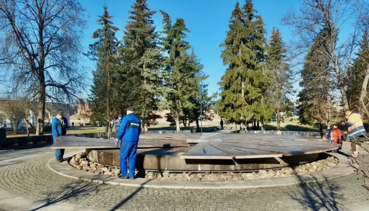 К запуску фонтаны готовят специалисты АО «Новгородский водоканал».