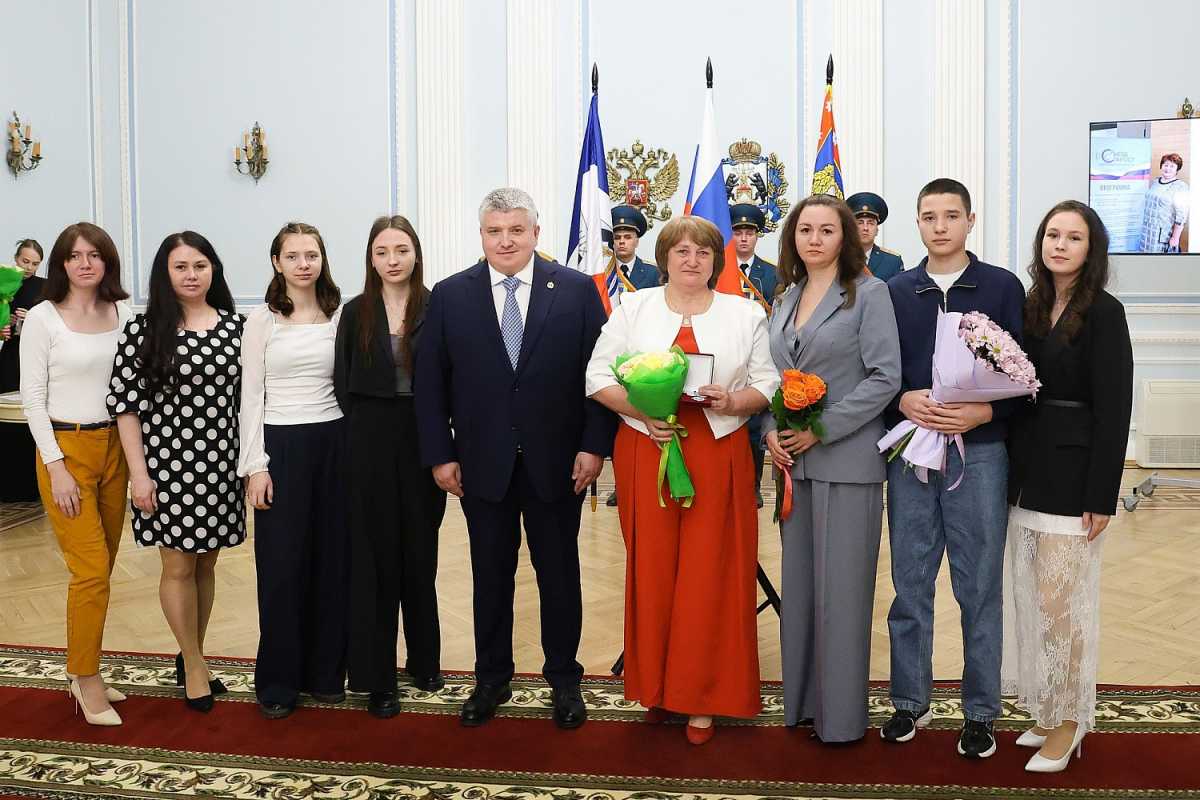 Почётный знак «За верность родительскому долгу» получила мать 10 детей Лариса Скоробогатова из Демянского округа.