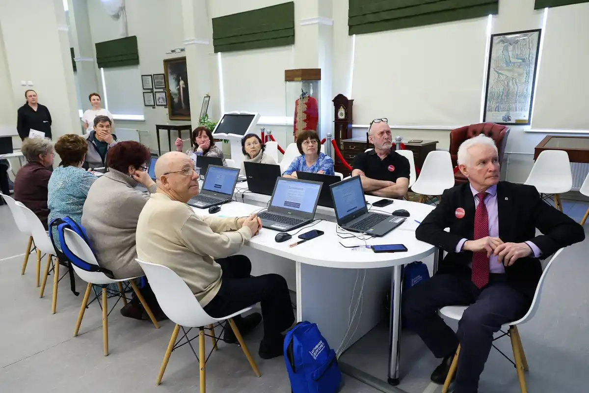 В финале состязались 39 человек — мужчины и женщины старше 60 лет, доказавшие свои цифровые навыки на муниципальном этапе.
