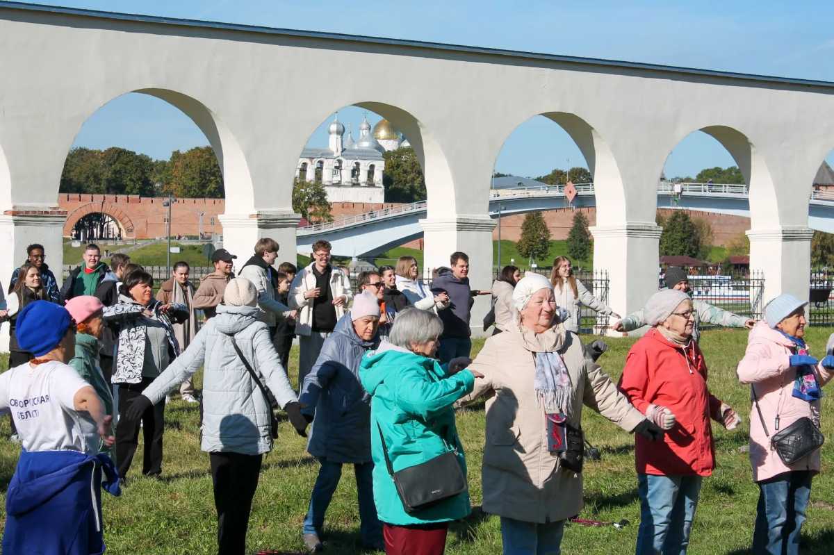 Специалист рекомендует каждые 30-40 минут вставать, разминаться, проходить хотя бы несколько шагов.