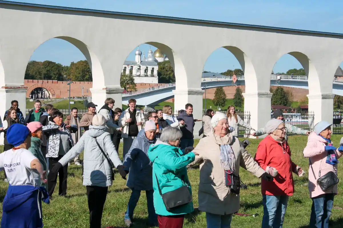 Специалист рекомендует каждые 30-40 минут вставать, разминаться, проходить хотя бы несколько шагов.