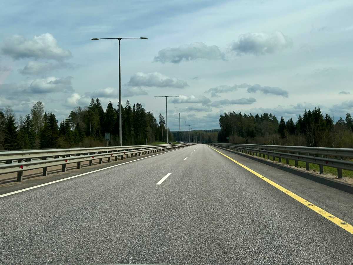 Передвигаться со скоростью 130 км/час смогут владельцы легковых машин и грузовиков массой не более 3,5 тонны.