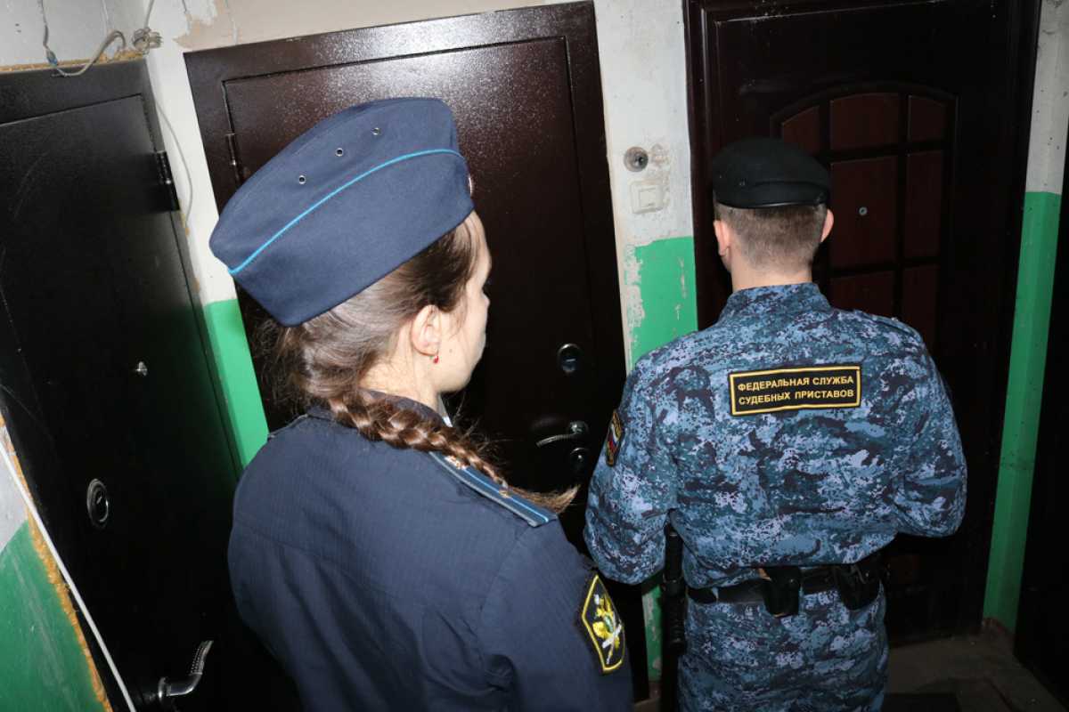 Приствы объявили уехавшего из Великого Новгорода должника в розыск и ограничили его в использовании водительских прав.