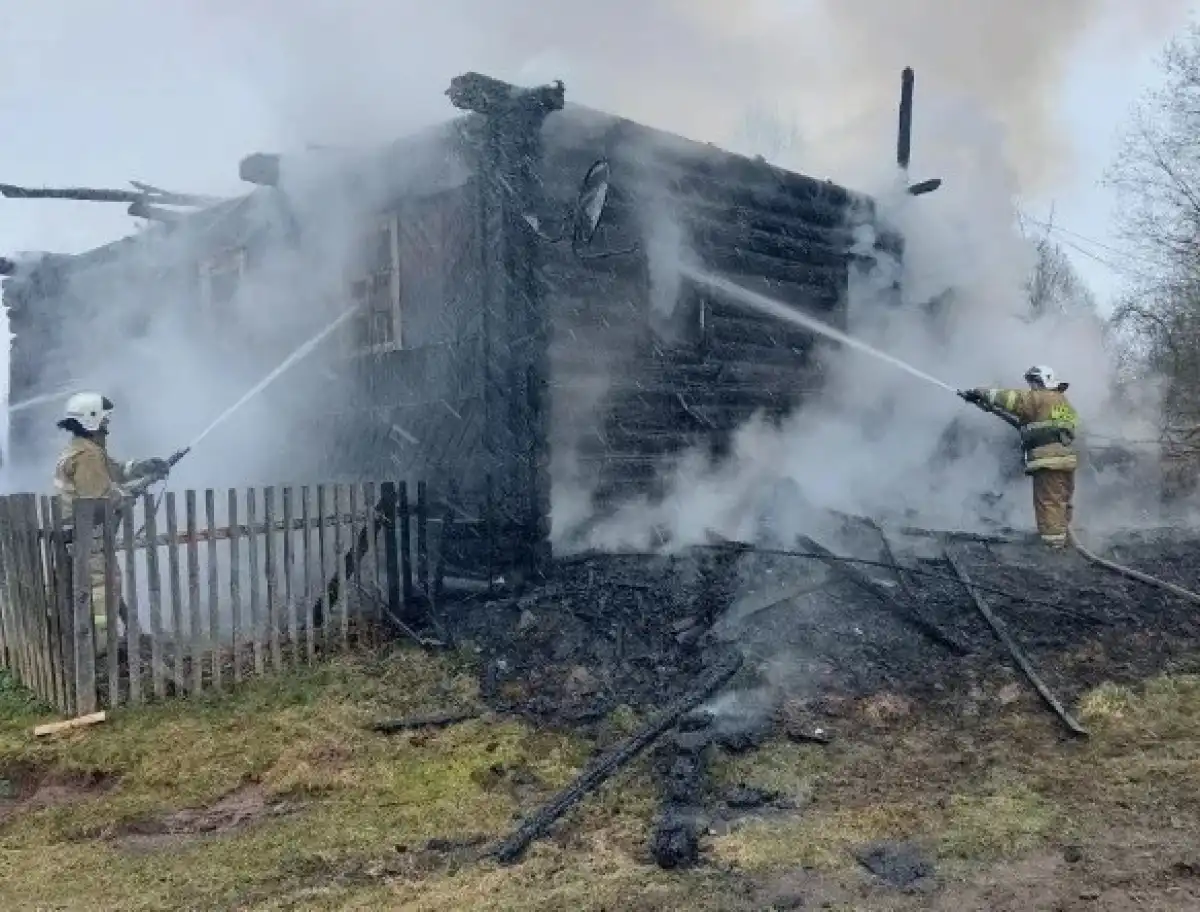 Спасатели ведут проливку и разборку конструкций.
