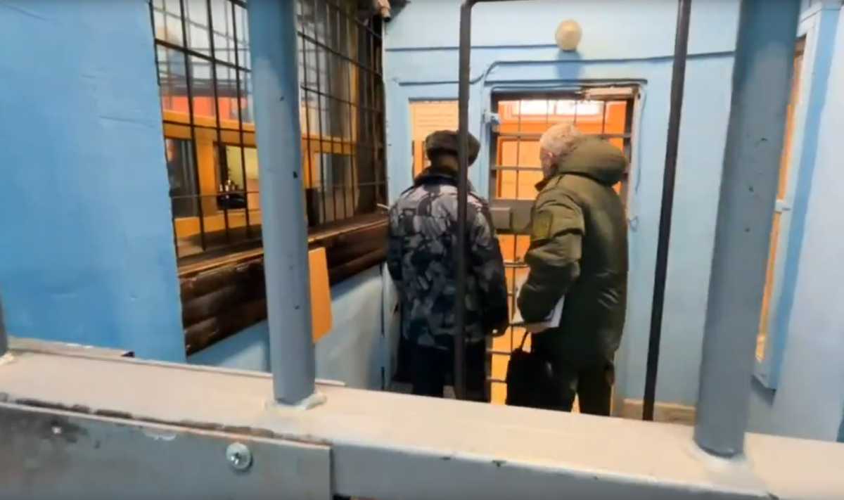 Экс-заместителя начальника колонии обвиняют в том, что он проносил на её территорию запрещённые предметы.