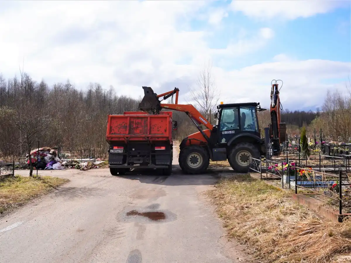На каждом кладбище установлены контейнеры для мусора.