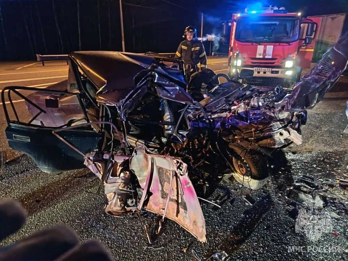 Спасатели деблокировали мужчину и передали медикам.