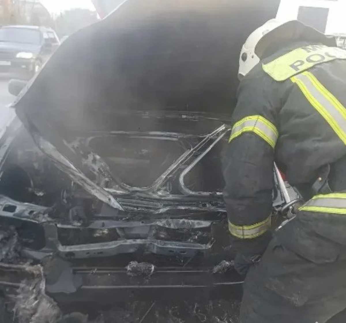 На улице Ломоносова в Великом Новгороде потушили легковой автомобиль.