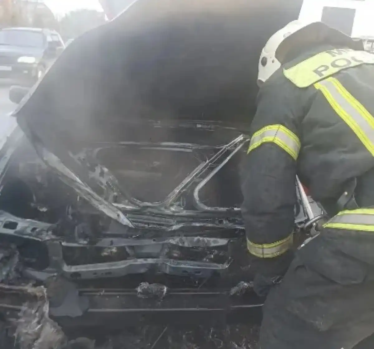 На улице Ломоносова в Великом Новгороде потушили легковой автомобиль.