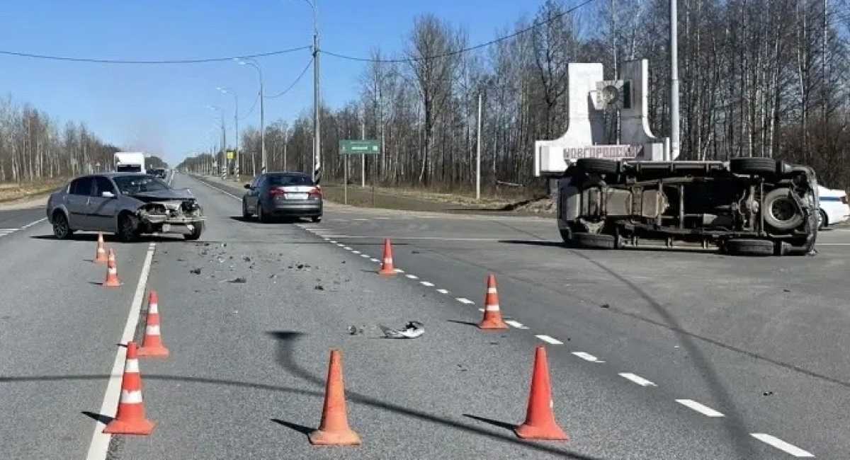 «Рено Меган» врезался в «Мицубиси Паджеро».