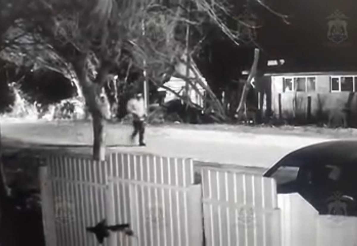 Просмотрев камеры видеонаблюдения, сотрудники полиции установили личность подозреваемого.