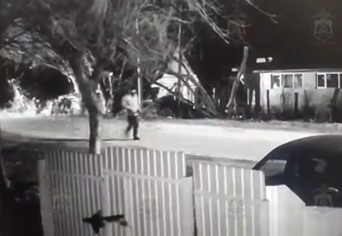 Просмотрев камеры видеонаблюдения, сотрудники полиции установили личность подозреваемого.