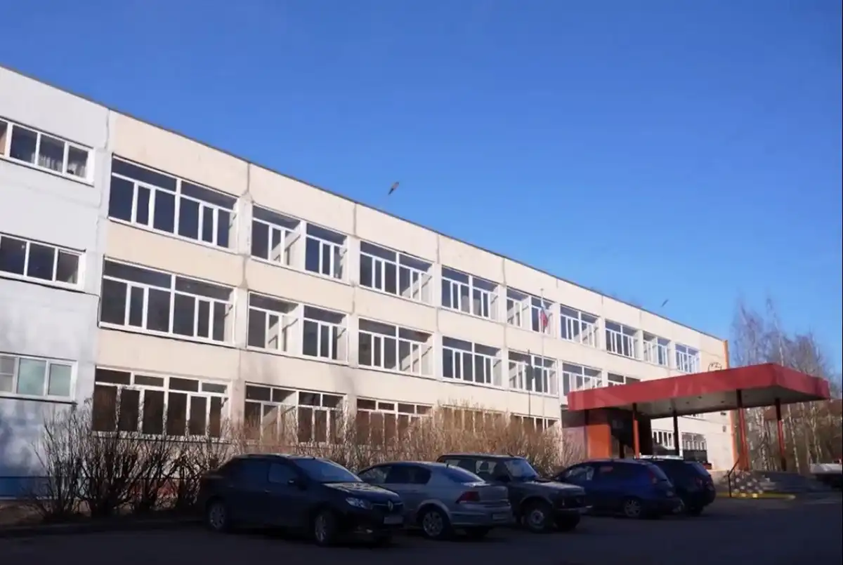 В школе есть музей, бассейн и театральная студия.