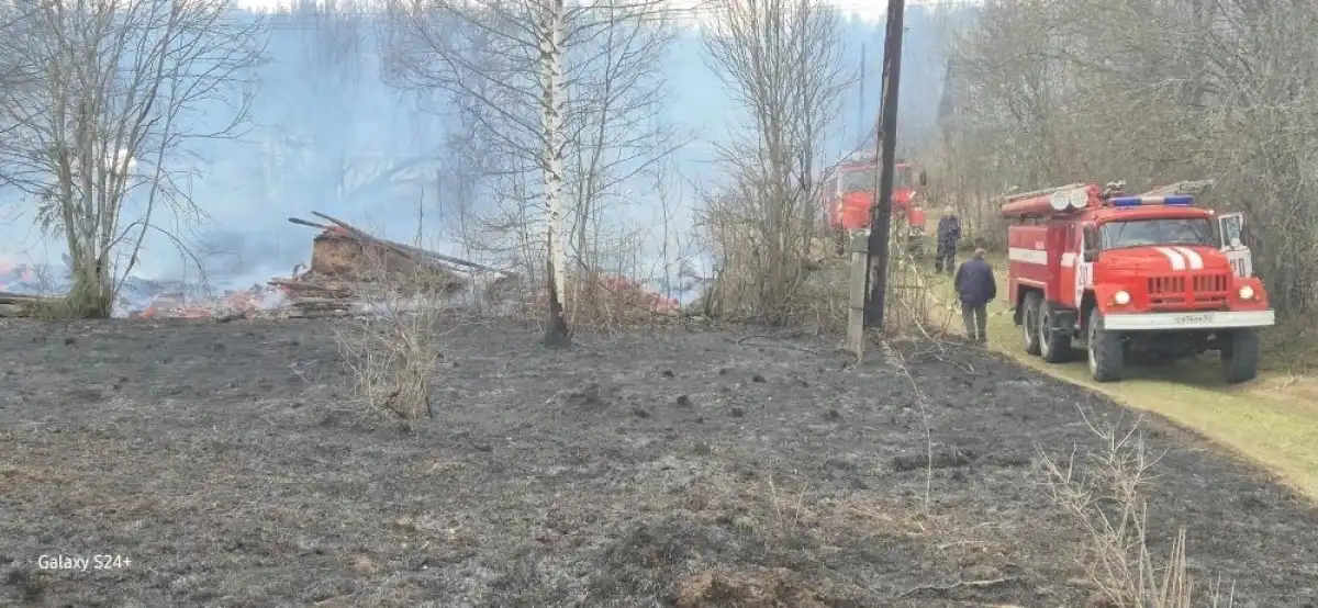 Пожарные тушили огонь пять с половиной часов.