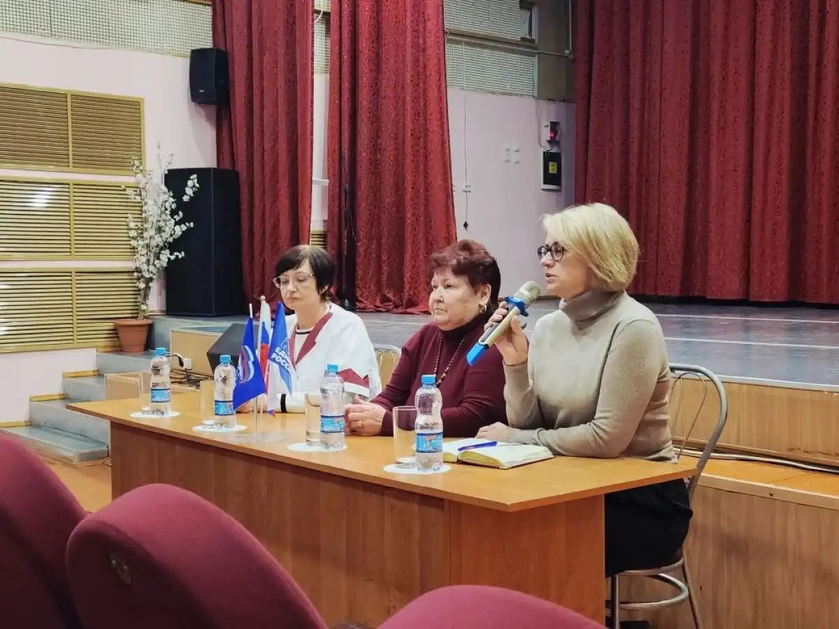 Главный врач Боровичской ЦРБ, депутат Новгородской областной Думы Ольга Захарова на свтрече с местными жителями подробно рассказала о работе медучреждения во время ремонта.