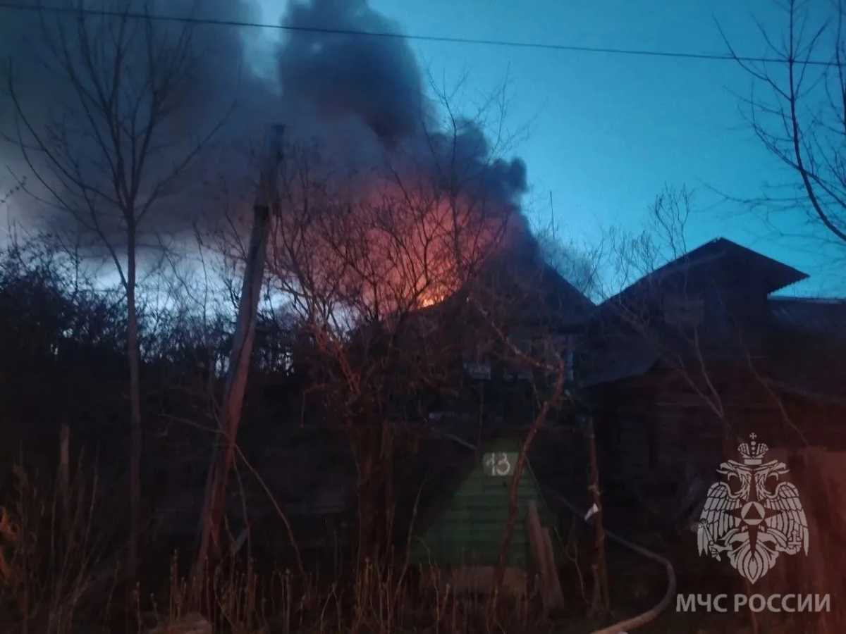 В Сольцах на улице Горького загорелся жилой дом (неэксплуатируемый). На момент прибытия подразделений горело внутри нежилого дома с выходом на кровлю.