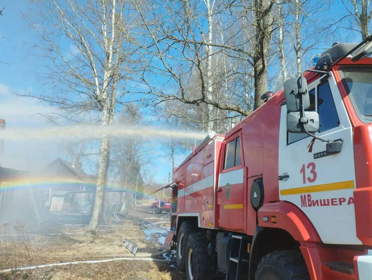 В Малой Вишере тушат дом на улице Смоленской