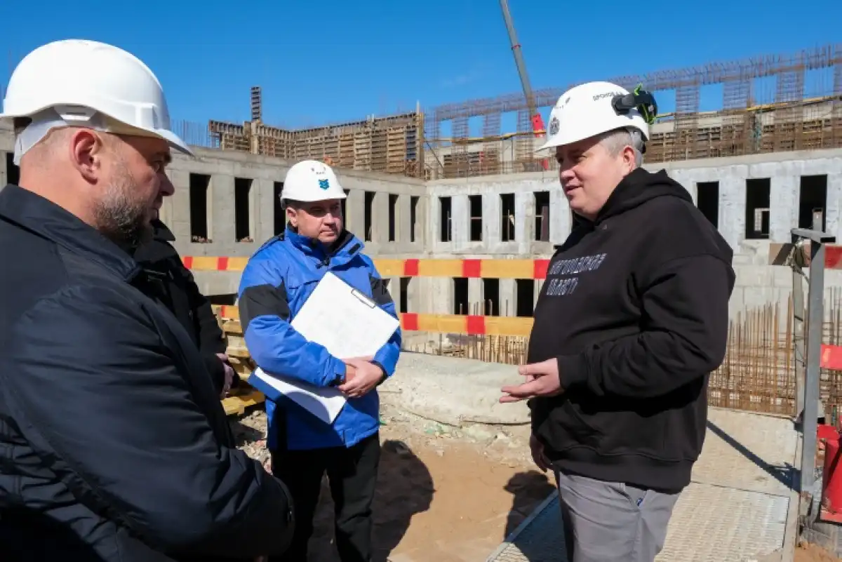 Сейчас строители завершают возведение монолитной конструкции самого здания, в ближайшее время приступят к устройству металлоконструкций кровли и вентилируемого фасада