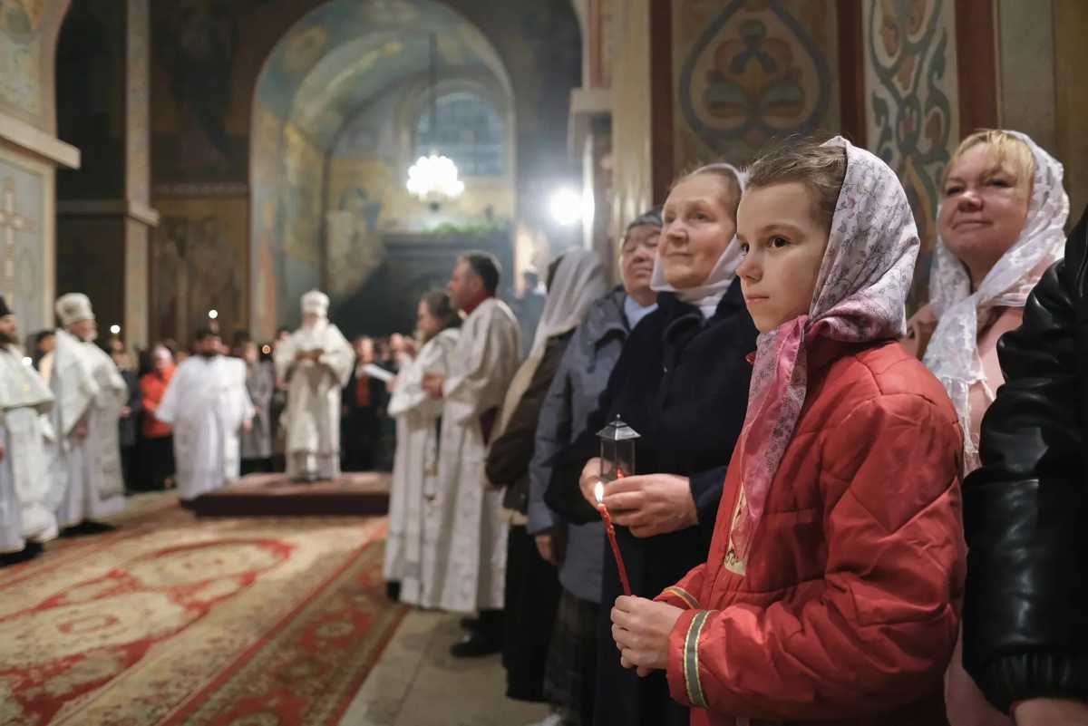 В Софийском соборе в Великом Новгороде прошло пасхальное богослужение.