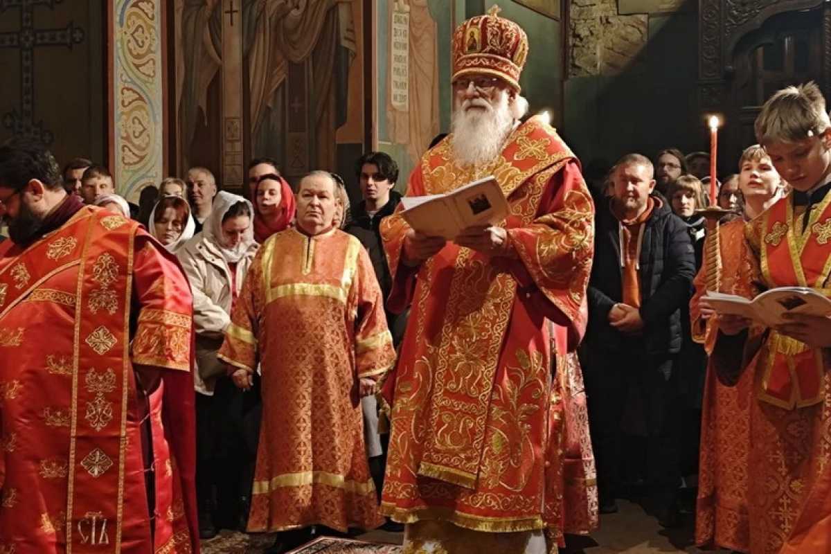 Митрополит Лев совершил Пасхальную утреню и Божественную литургию.