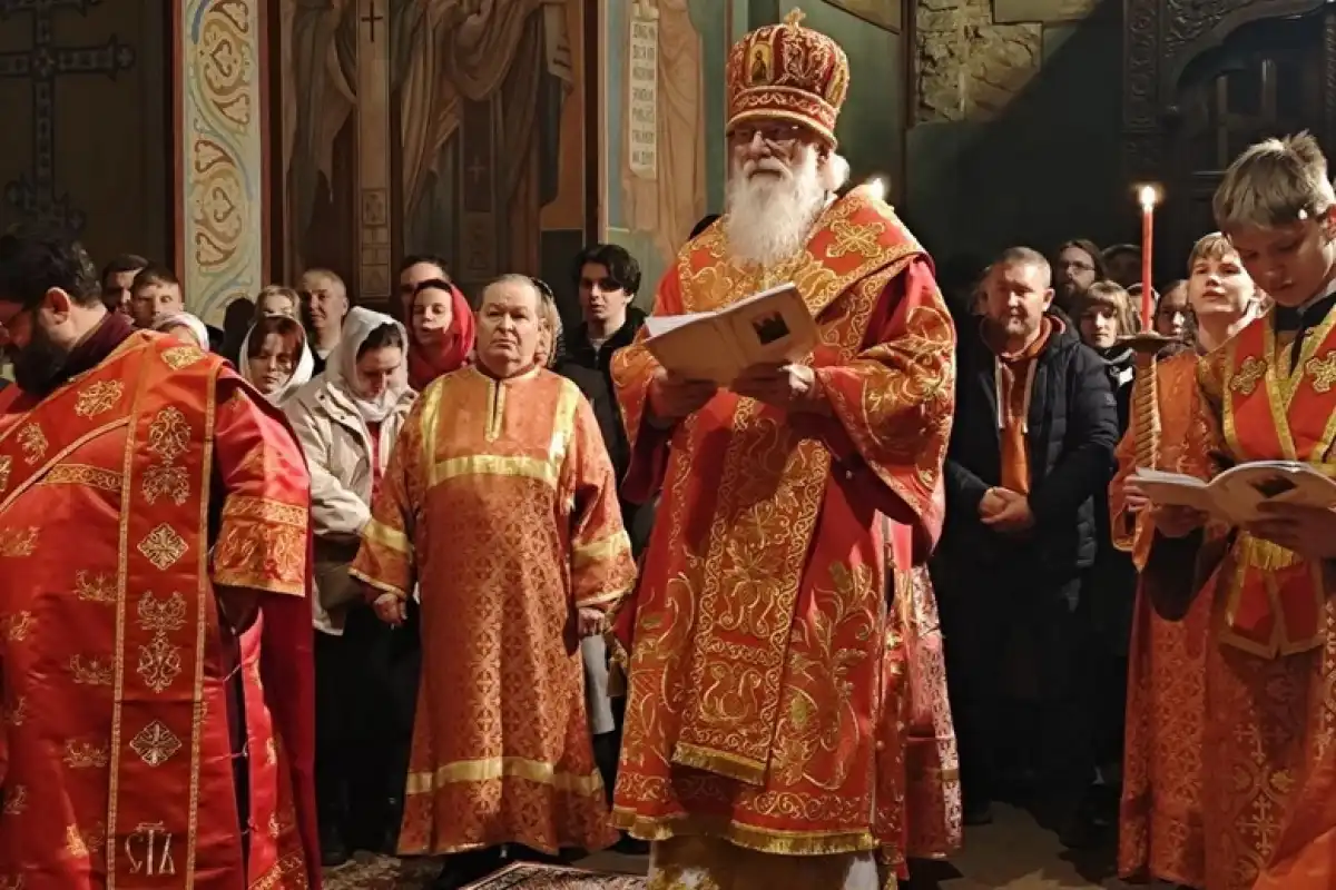 Митрополит Лев совершил Пасхальную утреню и Божественную литургию.