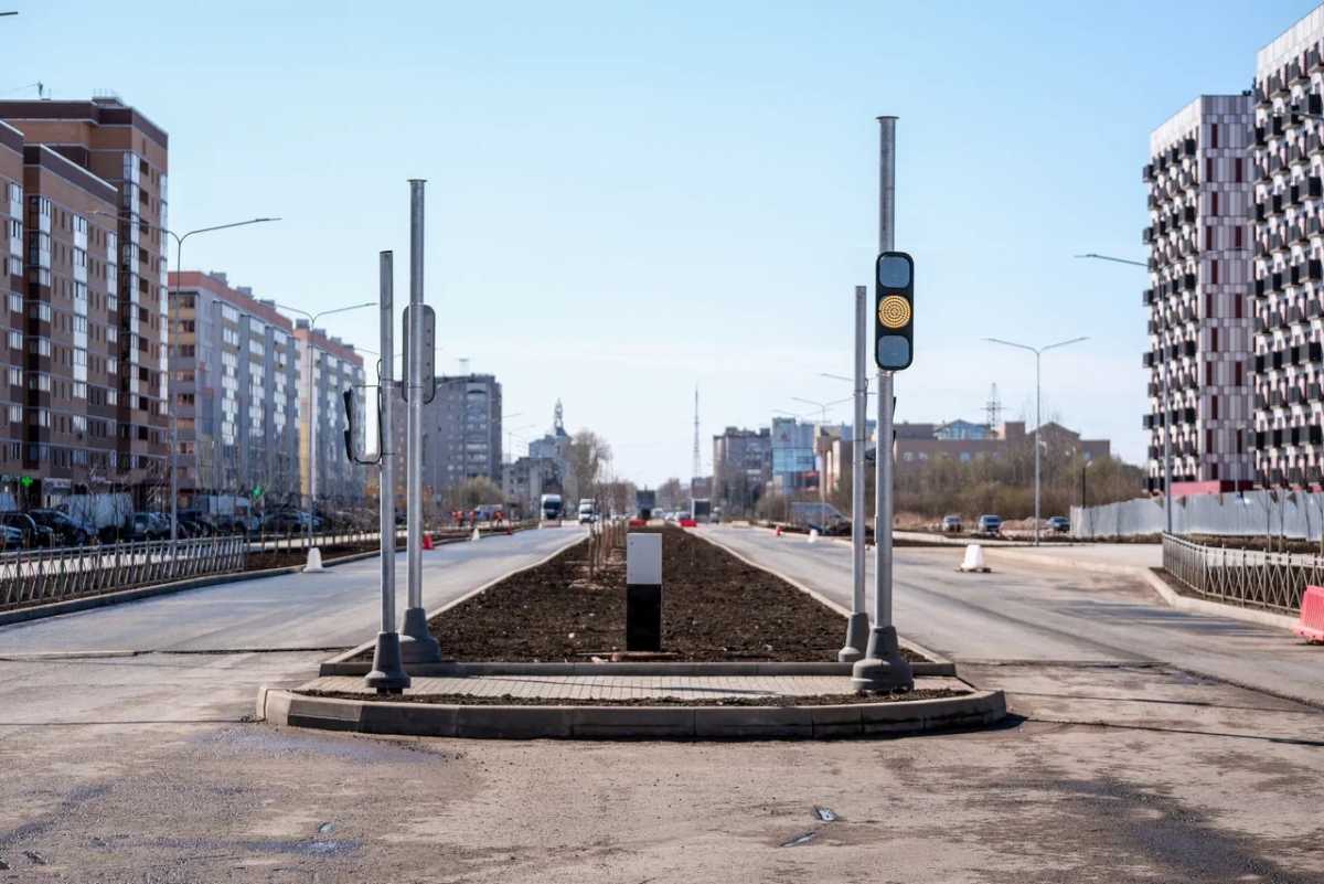 На строящийся улице установили светофоры и ограждение.