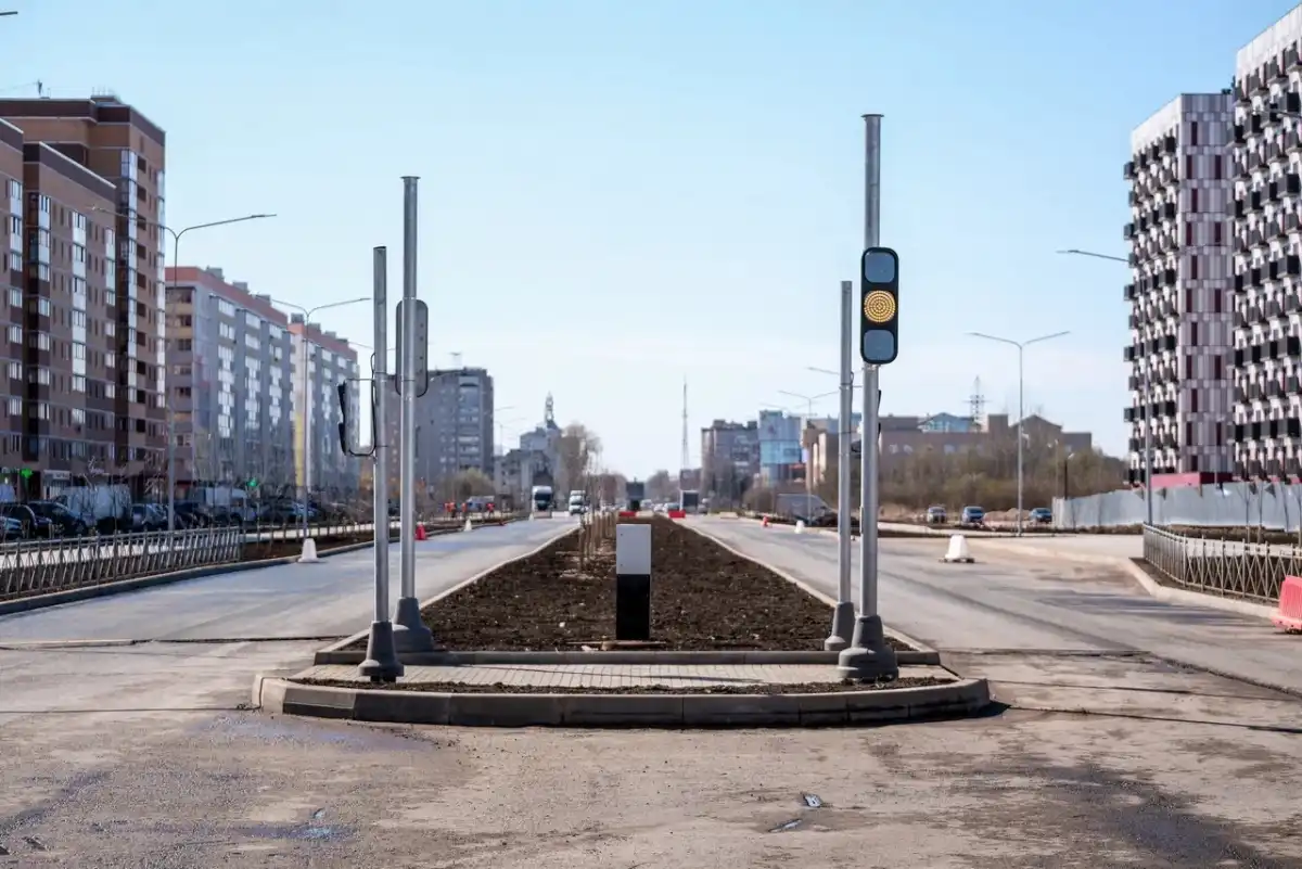 На строящийся улице установили светофоры и ограждение.