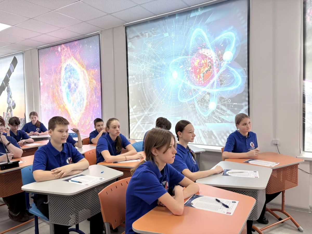 Во время диктанта школьники отвечали на вопросы разного уровня сложности на тему исследования космоса.