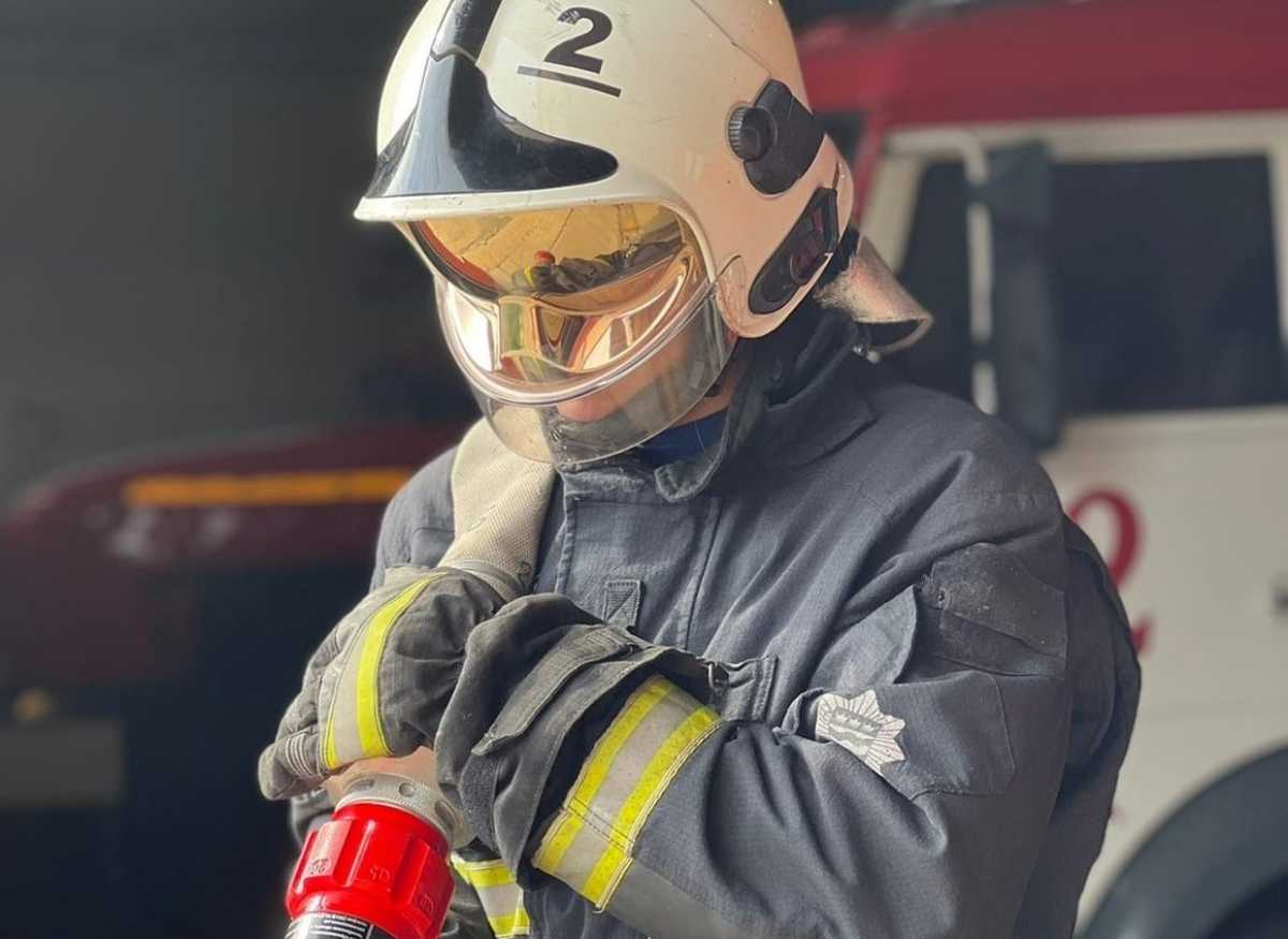 В Старой Руссе на пожаре сгорели 37 рулонов сена, пять рулонов повреждены огнём, ещё шесть удалось спасти.