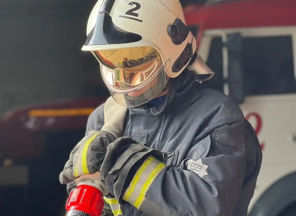 В Старой Руссе на пожаре сгорели 37 рулонов сена, пять рулонов повреждены огнём, ещё шесть удалось спасти.