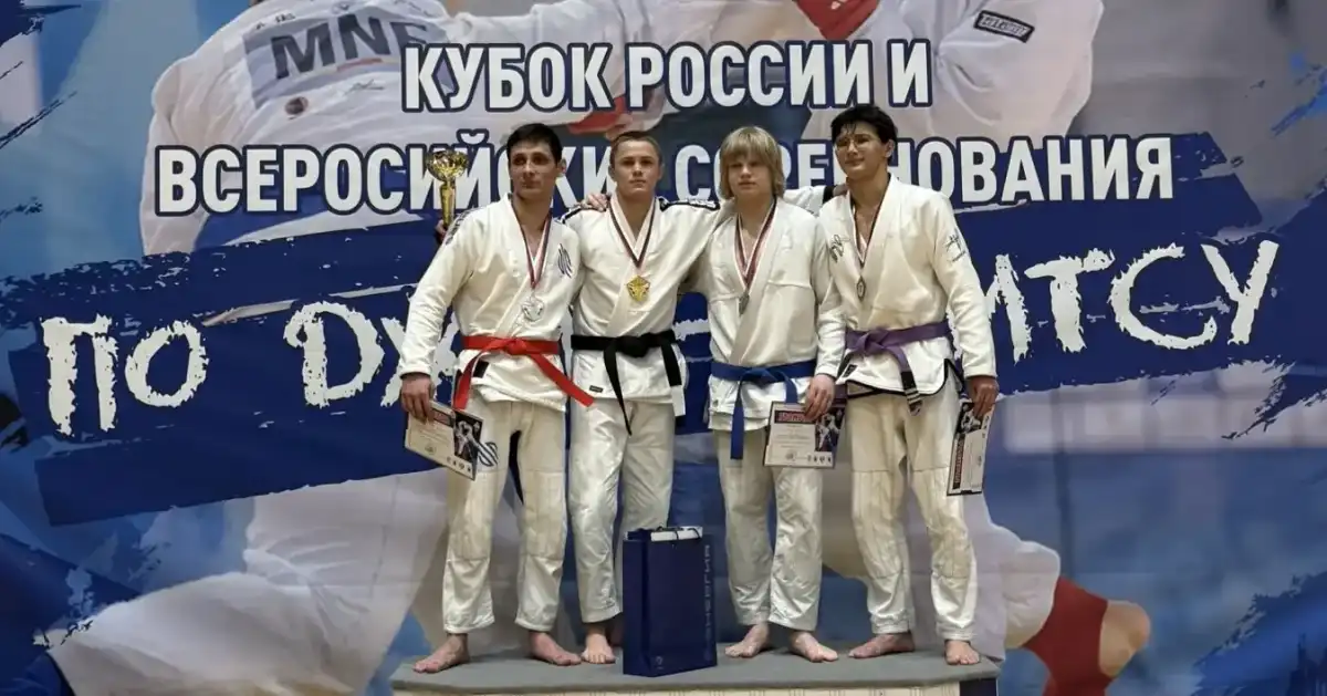 Тренируют спортсменов Антон Фёдров и Сергей Эрвиц.