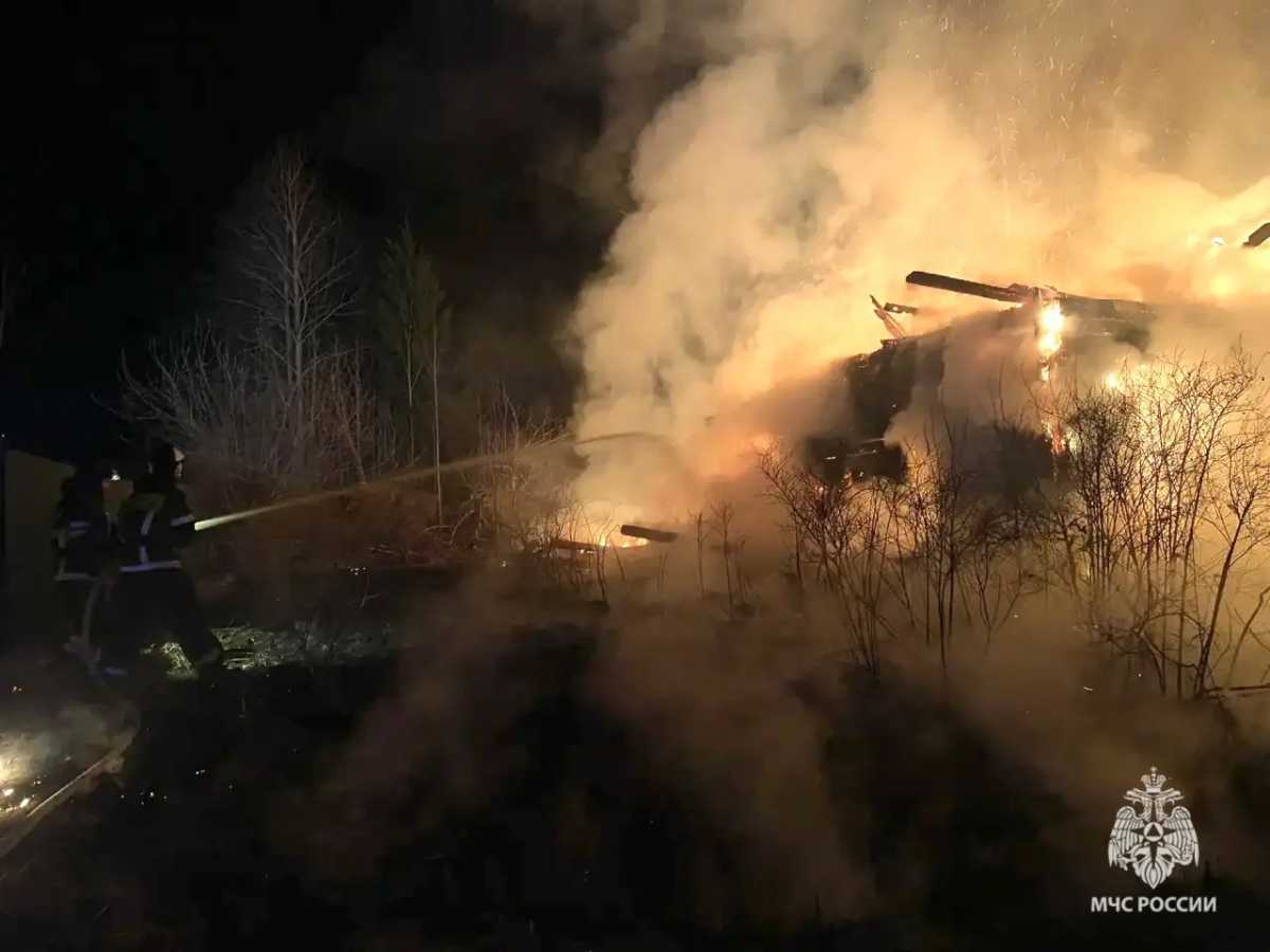 Огонь уничтожил кровлю жилого дома в Валдае.