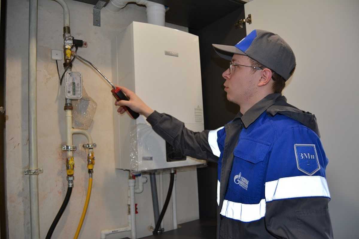 Газовики проверяют исправность всех элементов системы подачи газа, включая плиты, газовые котлы отопления и другое оборудование.