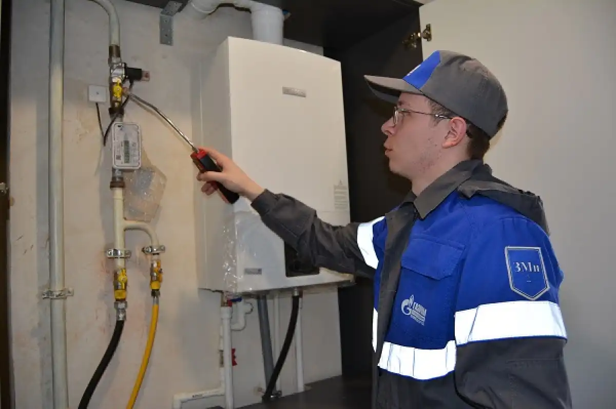 Газовики проверяют исправность всех элементов системы подачи газа, включая плиты, газовые котлы отопления и другое оборудование.