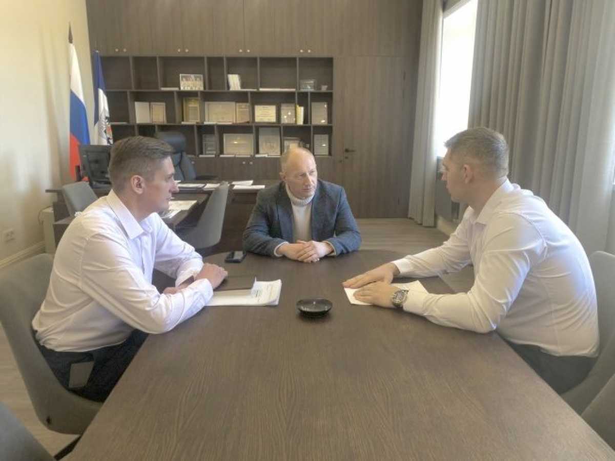 Максим Давиденко проходил стажировку в ряде органов исполнительной власти региона, в том числе в минпромторге.