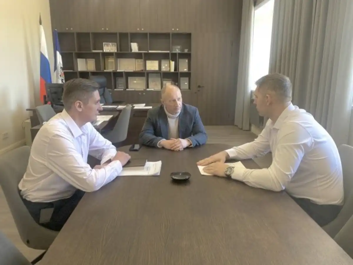 Максим Давиденко проходил стажировку в ряде органов исполнительной власти региона, в том числе в минпромторге.