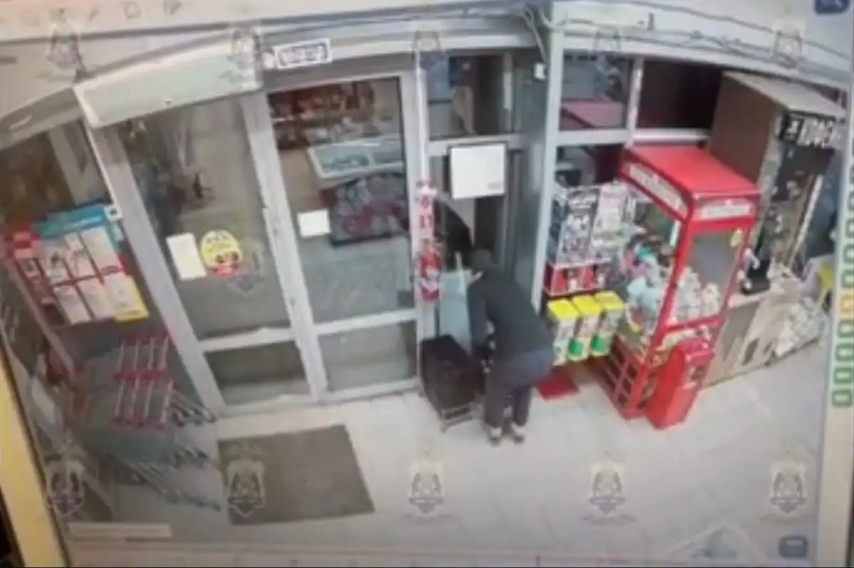 Мужчина успел собрать три корзины продуктов.