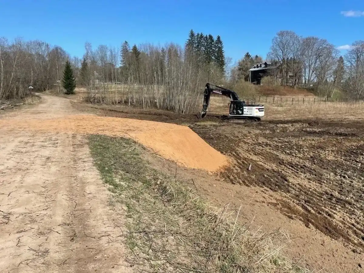 Сейчас подрядчик строит временную дорогу рядом с мостом.