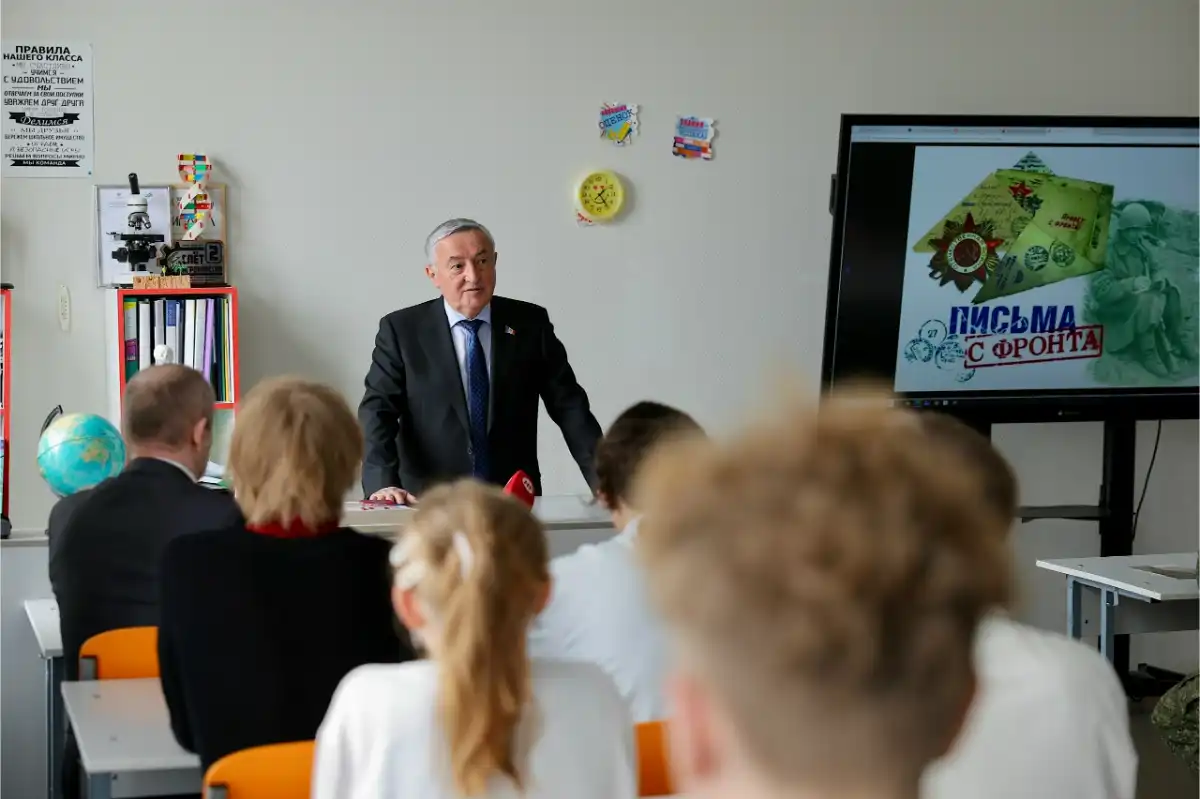 Юрий Бобрышев рассказал ученикам о старте в преддверии Дня Победы акции «Письма с фронта»