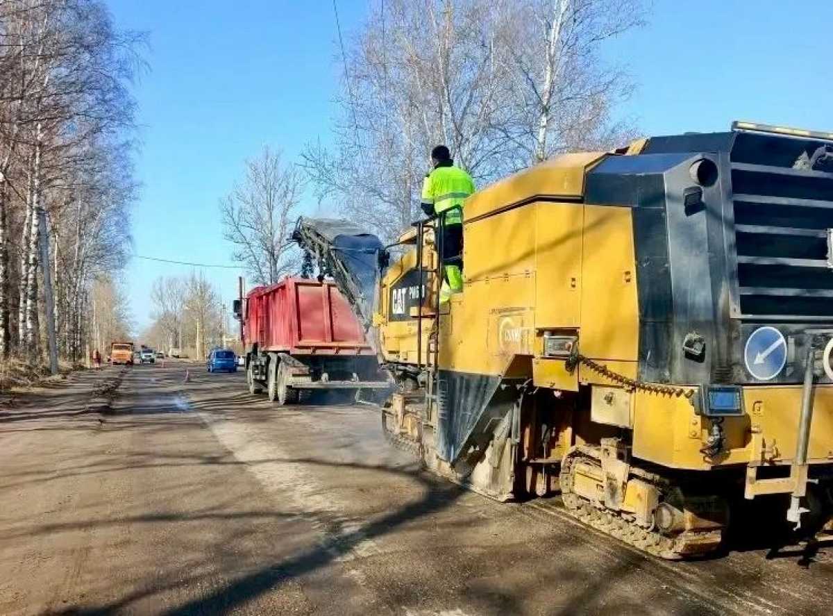Дорожники завершают фрезерование старого асфальтобетонного покрытия.