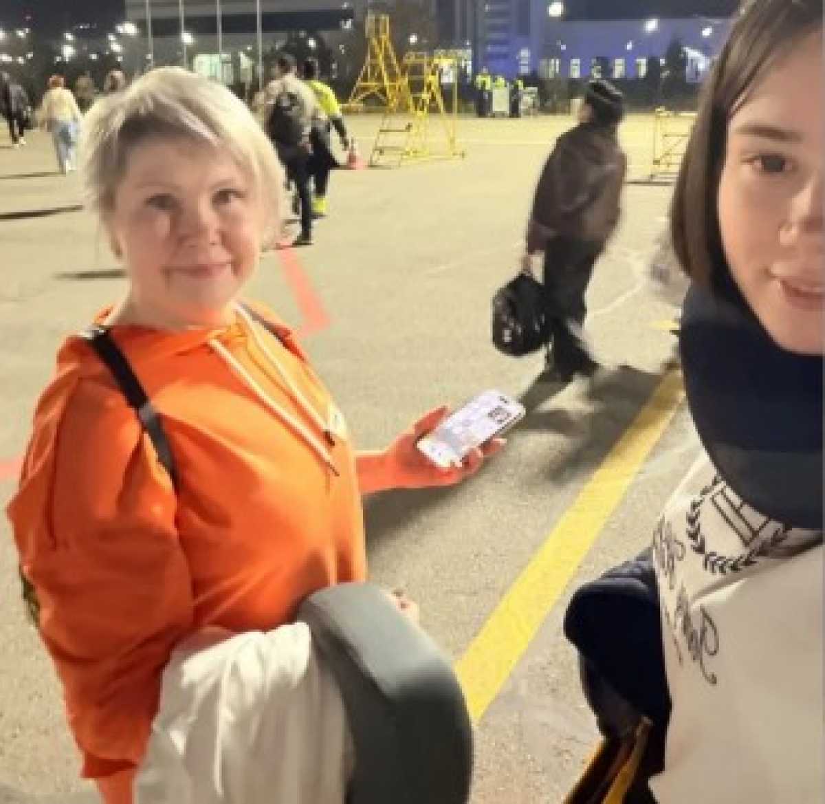 Состояние пассажирки удалось стабилизировать. При выходе из самолёта новгородского врача пропустили без очереди - так пассажиры и экипаж выразили общее «спасибо».