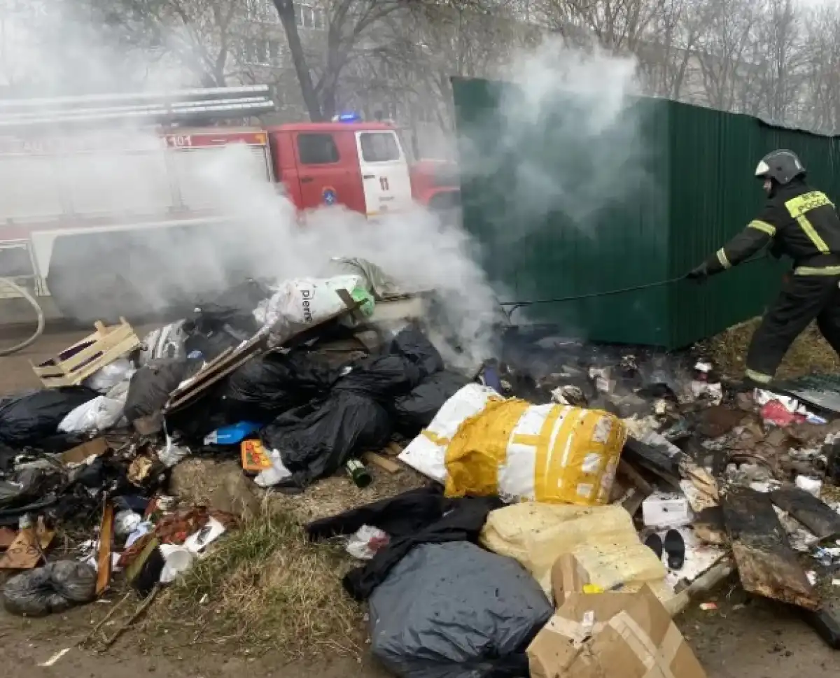 Пожарыне потушили мусор на улице Ломоносова в Валдае.