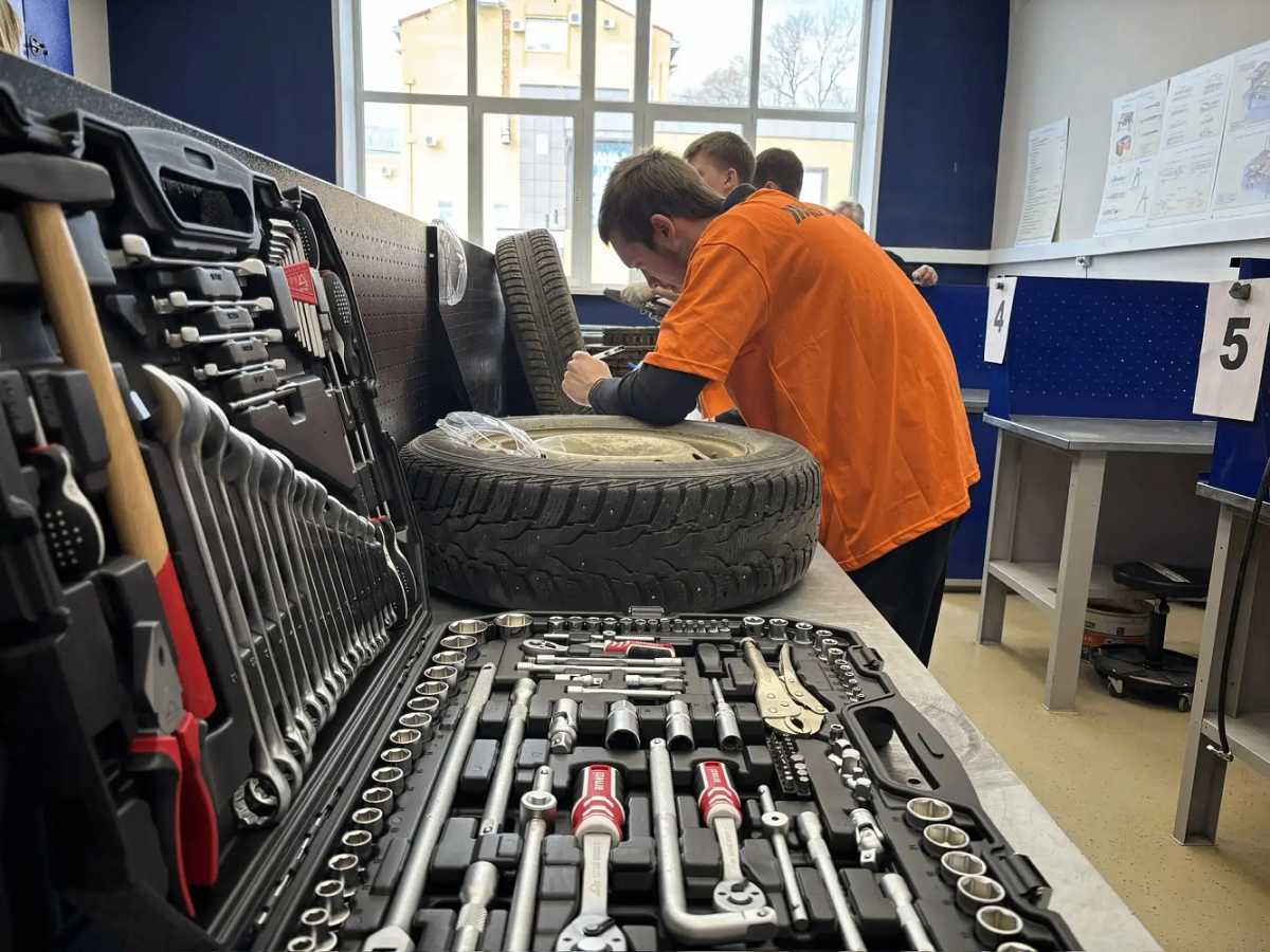 Уровень подготовки участников растёт: конкурсанты уверенно справляются с заданиями, которые практически не отличаются от реальных производственных задач.